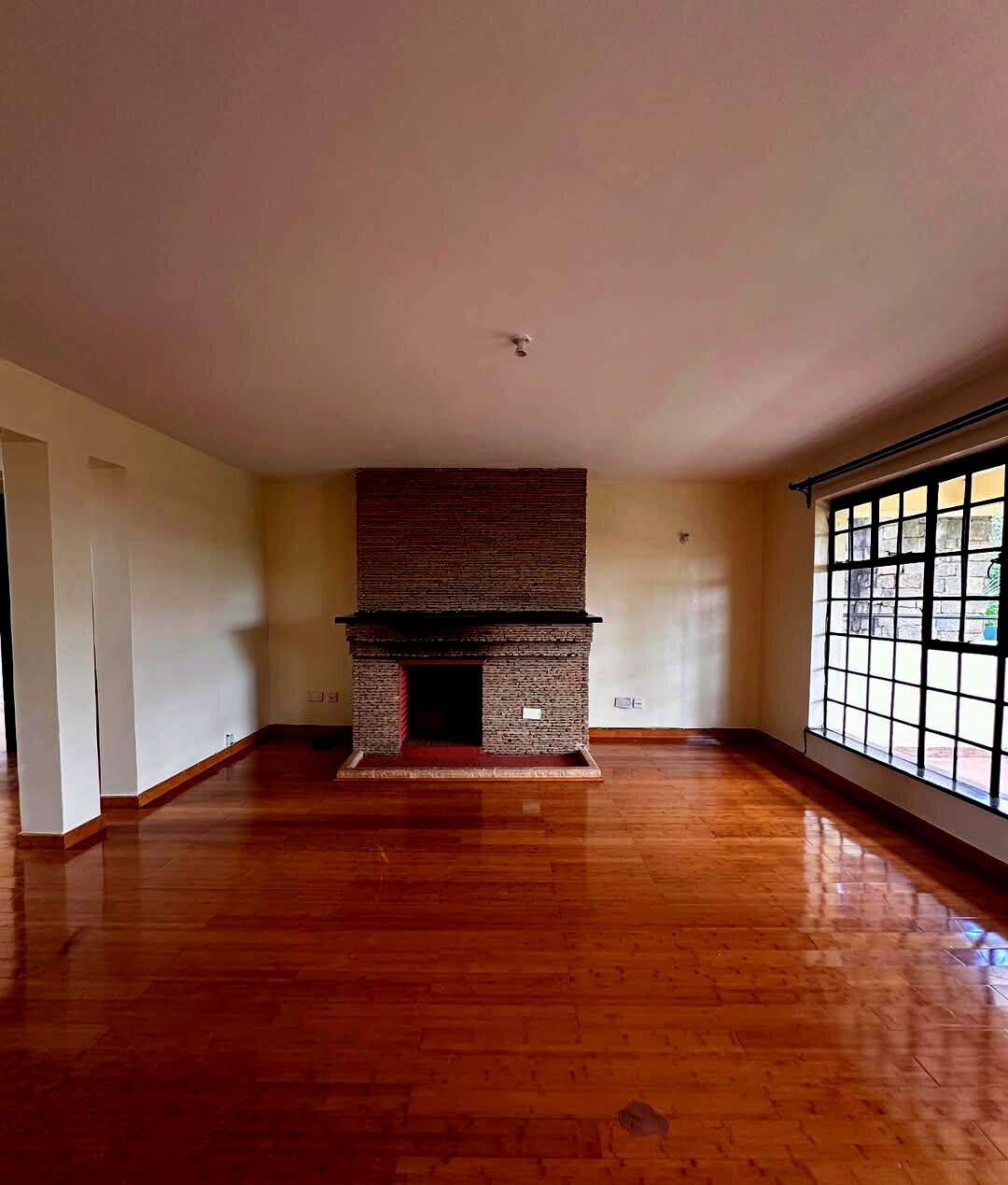 Half-Acre Townhouse with Sunken Lounge & Fireplace – Karen