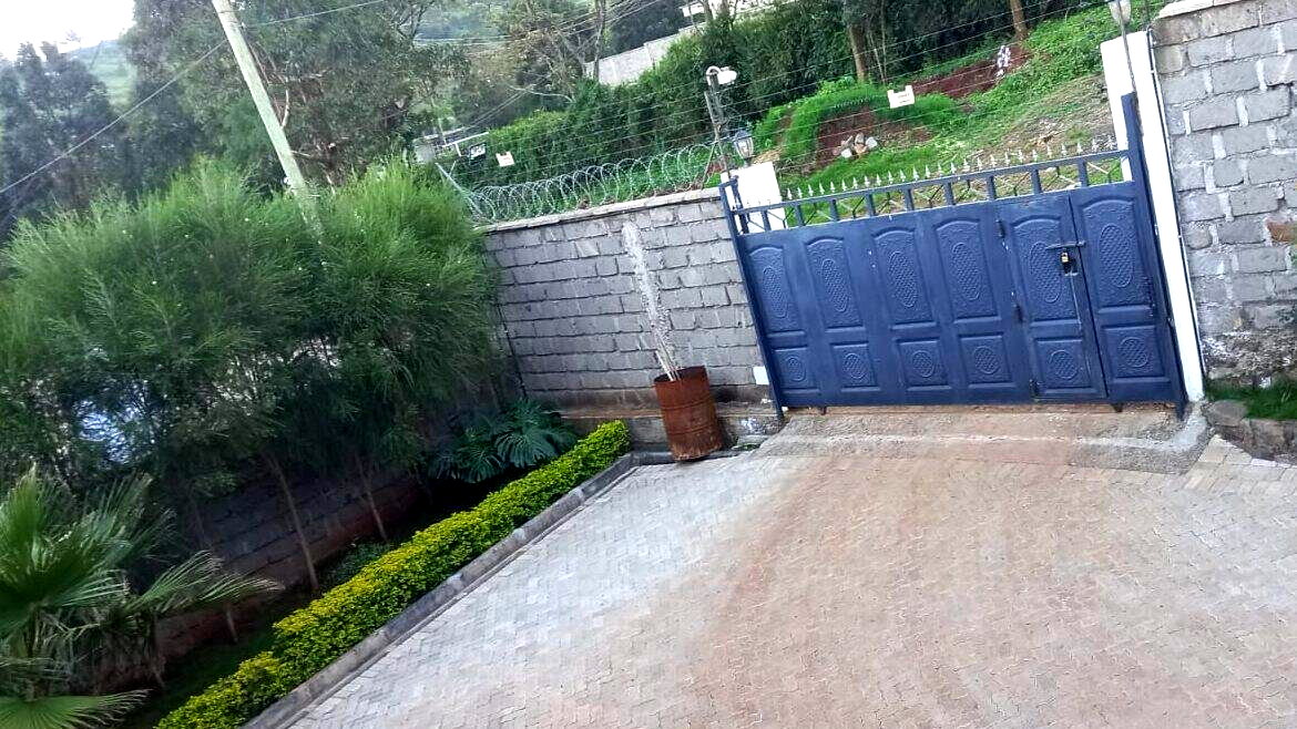 4BR Villa with Windmill Views & DSQ - Ngong
