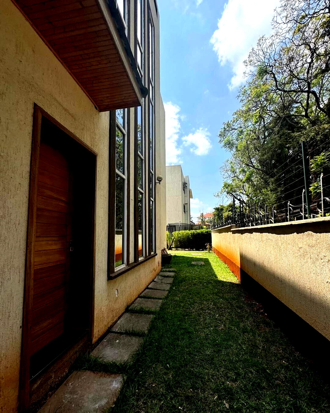 Corner Villa on Large Plot with Walk-In Closet - Lavington