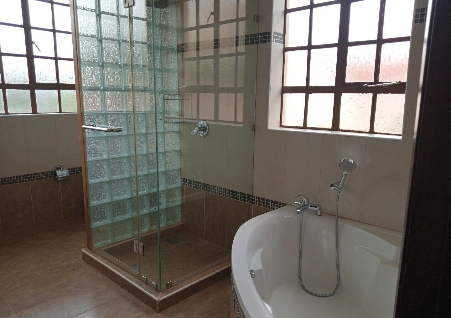 Brand-New 4BR Townhouse with Fireplace & Garden – Rosslyn