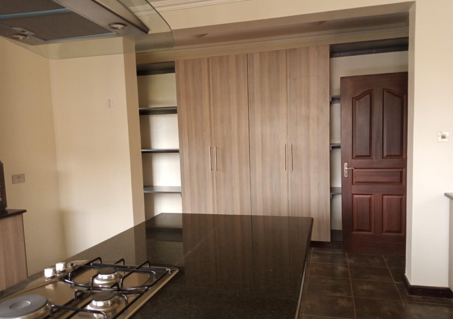 Brand-New 4BR Townhouse with Fireplace & Garden – Rosslyn