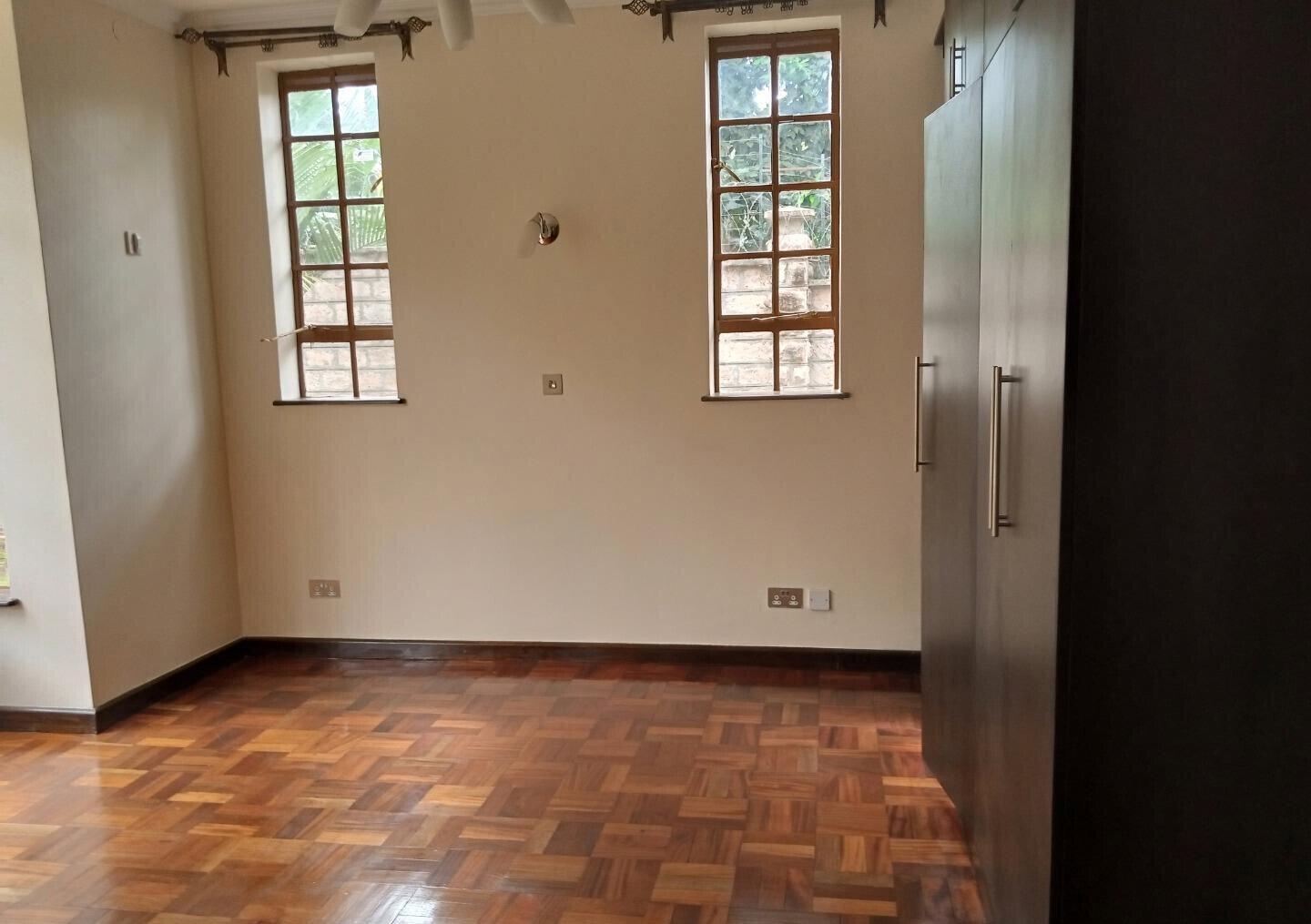 Brand-New 4BR Townhouse with Fireplace & Garden – Rosslyn