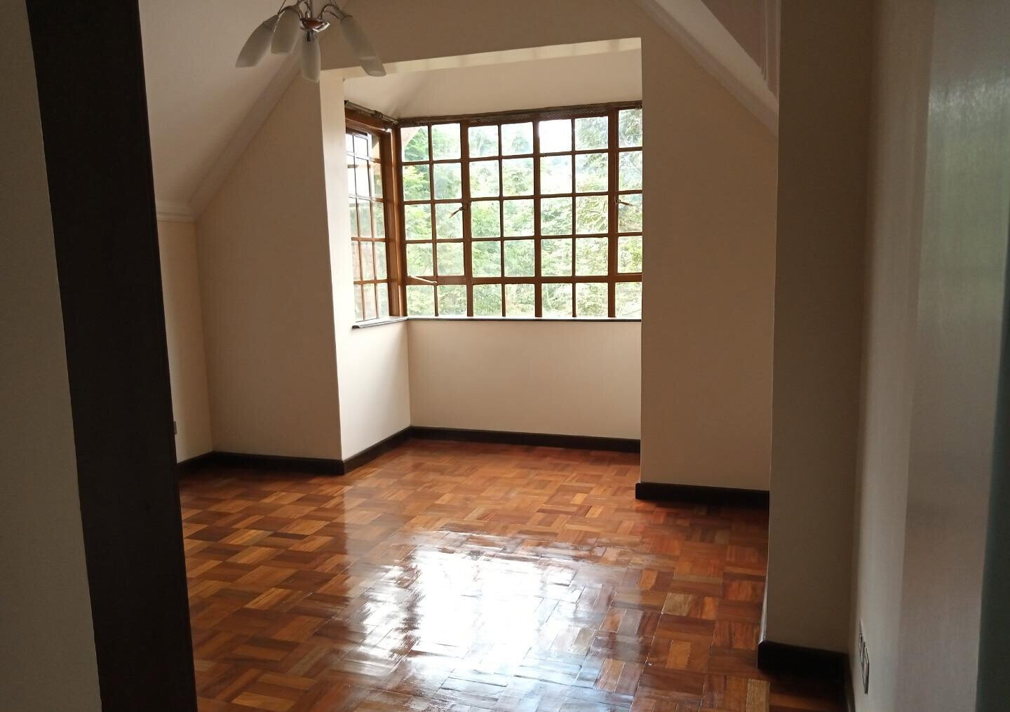 Brand-New 4BR Townhouse with Fireplace & Garden – Rosslyn