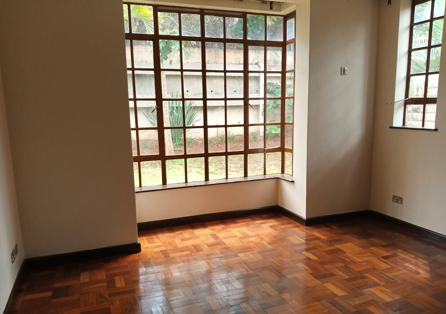 Brand-New 4BR Townhouse with Fireplace & Garden – Rosslyn