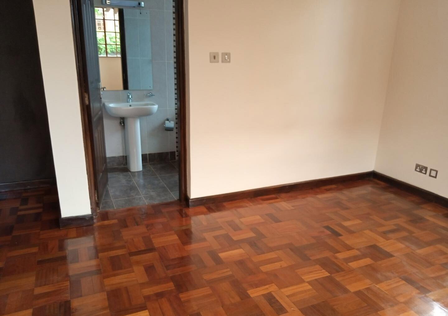 Brand-New 4BR Townhouse with Fireplace & Garden – Rosslyn