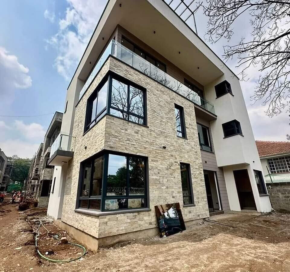 4-Ensuite Townhouse with Rooftop Terrace & DSQ - Lavington