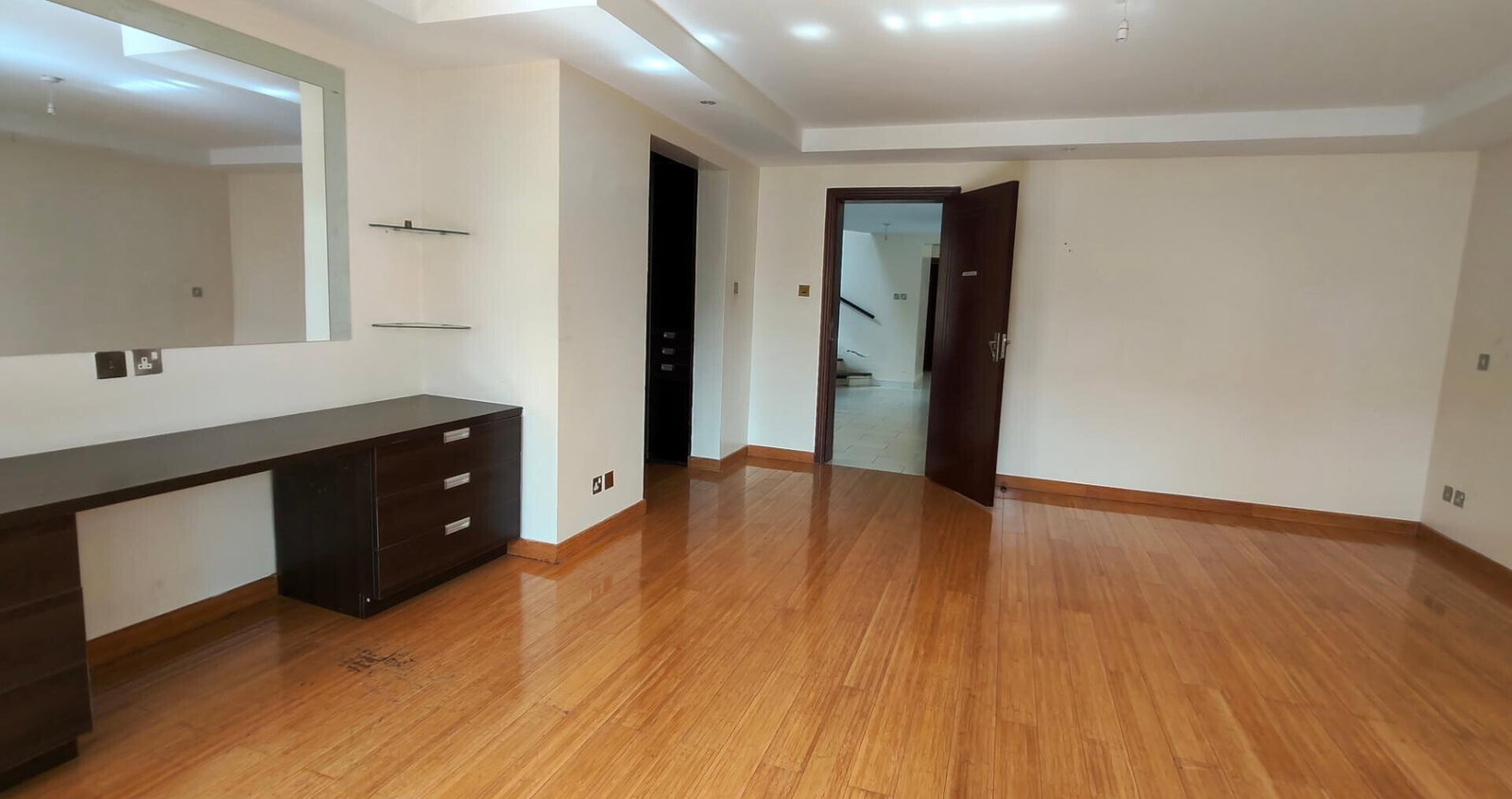 5-Ensuite Townhouse with Private Garden & DSQ - Westlands