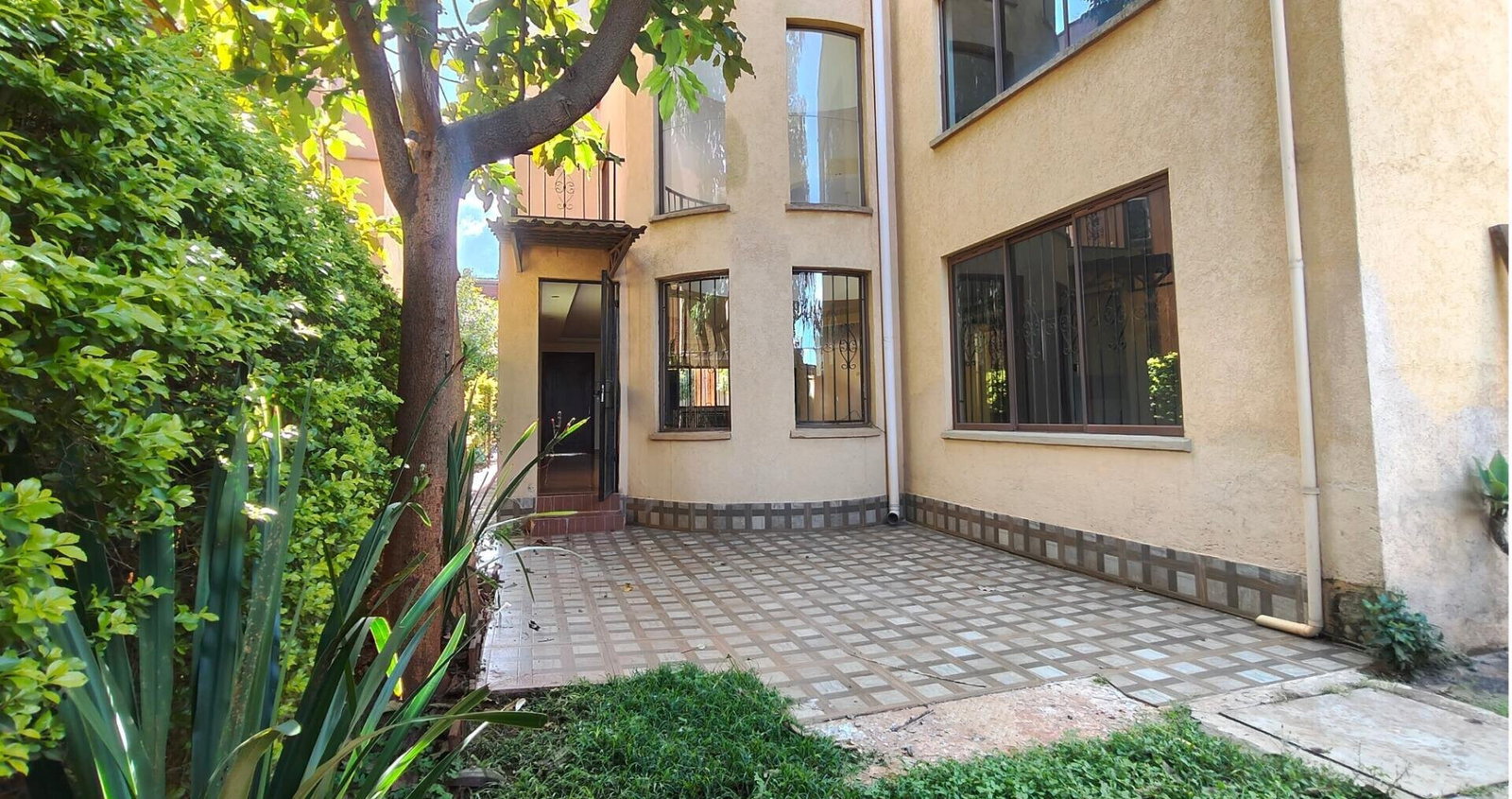 5-Ensuite Townhouse with Private Garden & DSQ - Westlands