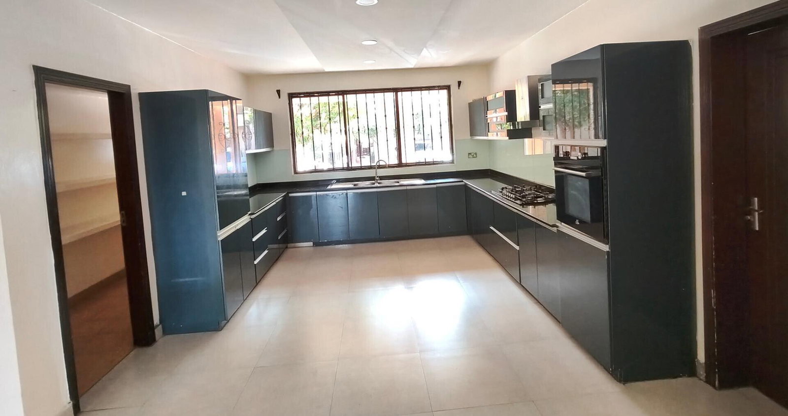 5-Ensuite Townhouse with Private Garden & DSQ - Westlands