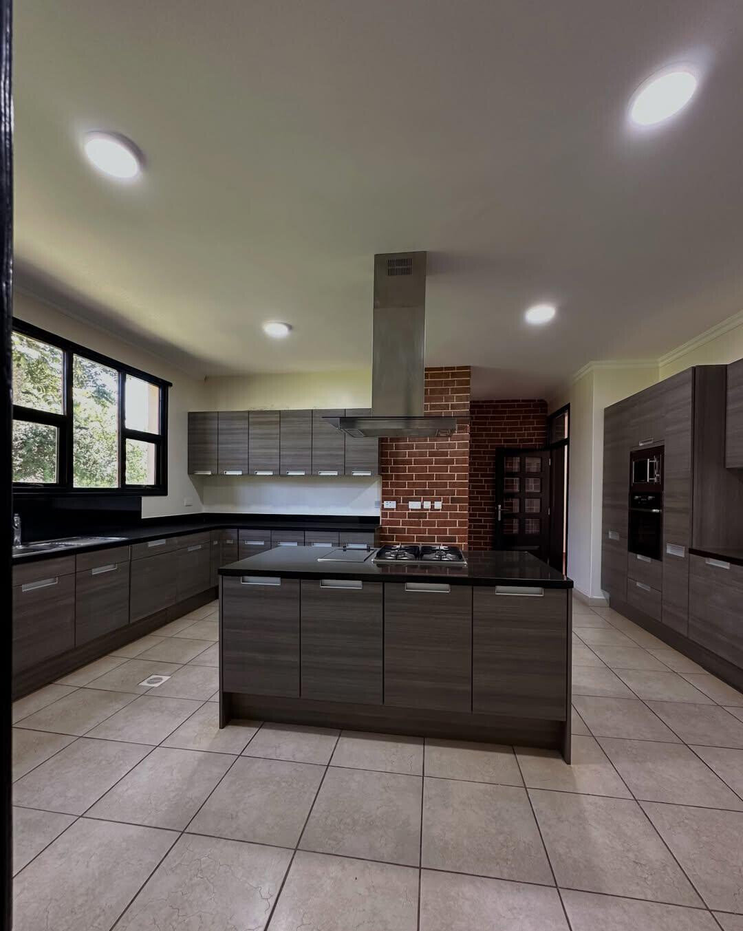 5-Ensuite Townhouse with Lake Views on Half-Acre – Karen