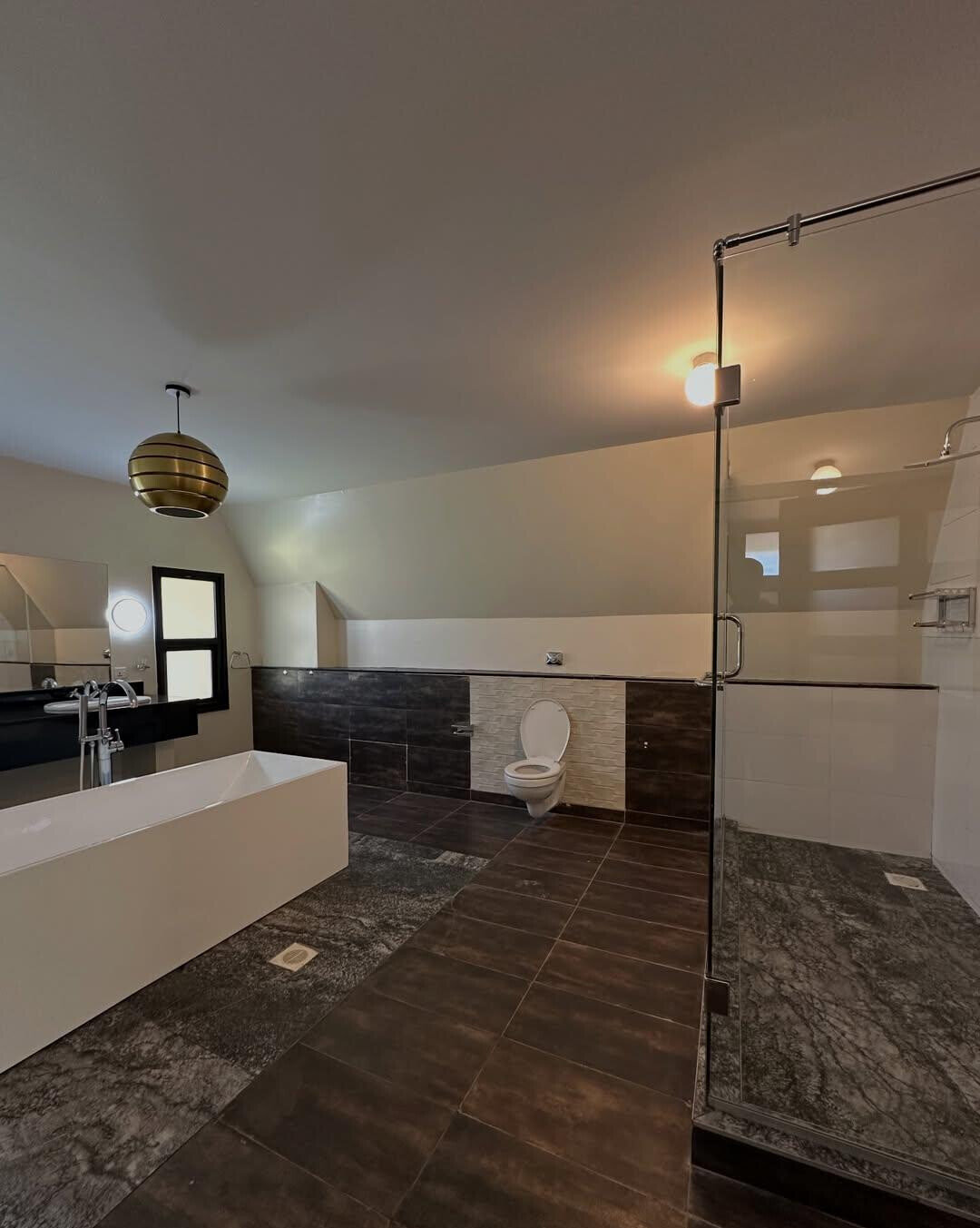 5-Ensuite Townhouse with Lake Views on Half-Acre – Karen