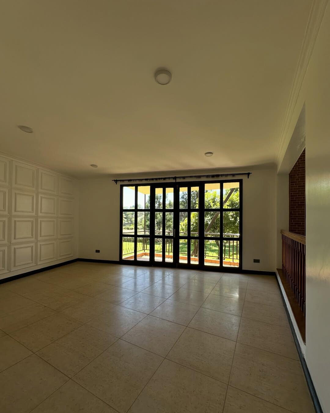 5-Ensuite Townhouse with Lake Views on Half-Acre – Karen