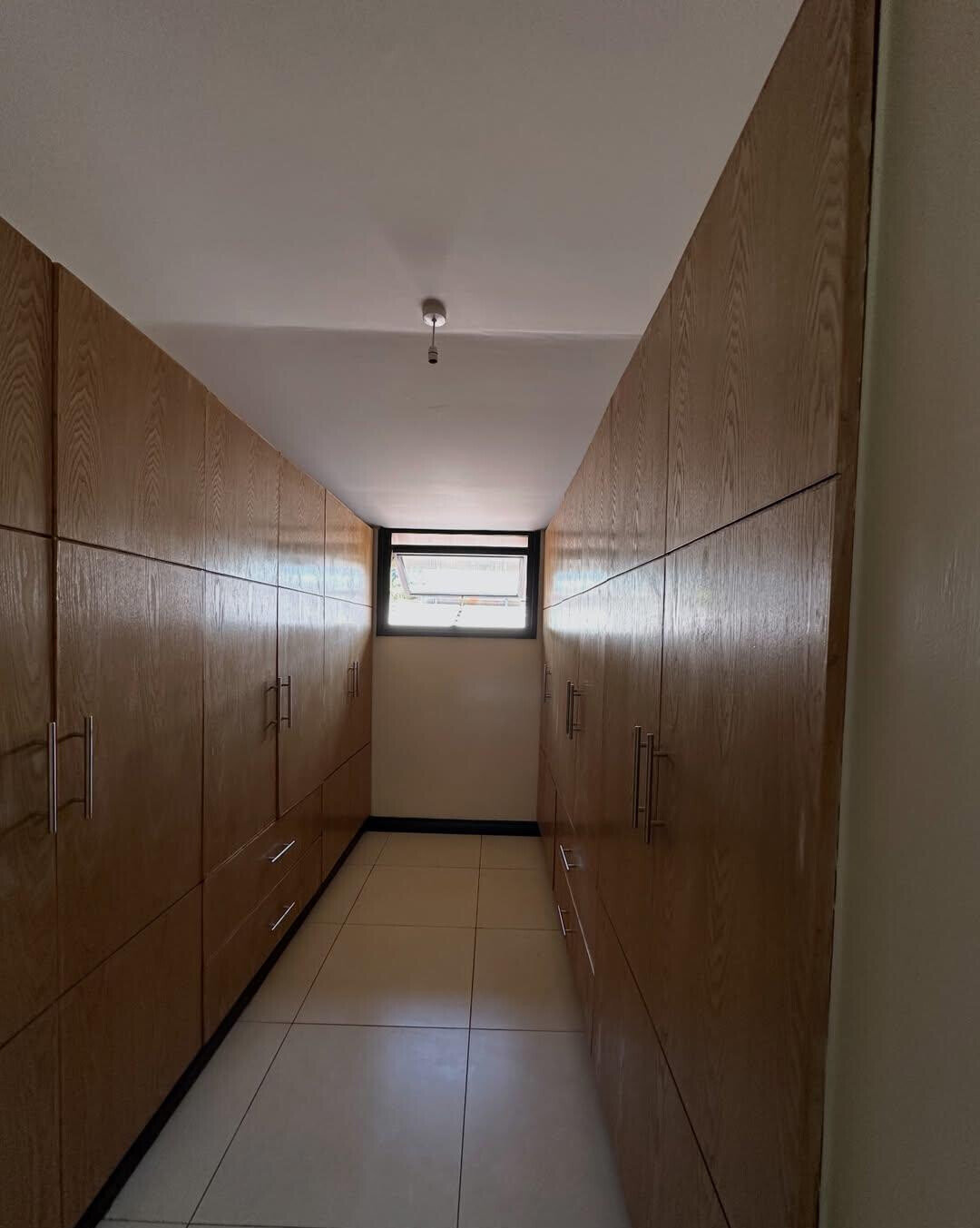5-Ensuite Townhouse with Lake Views on Half-Acre – Karen