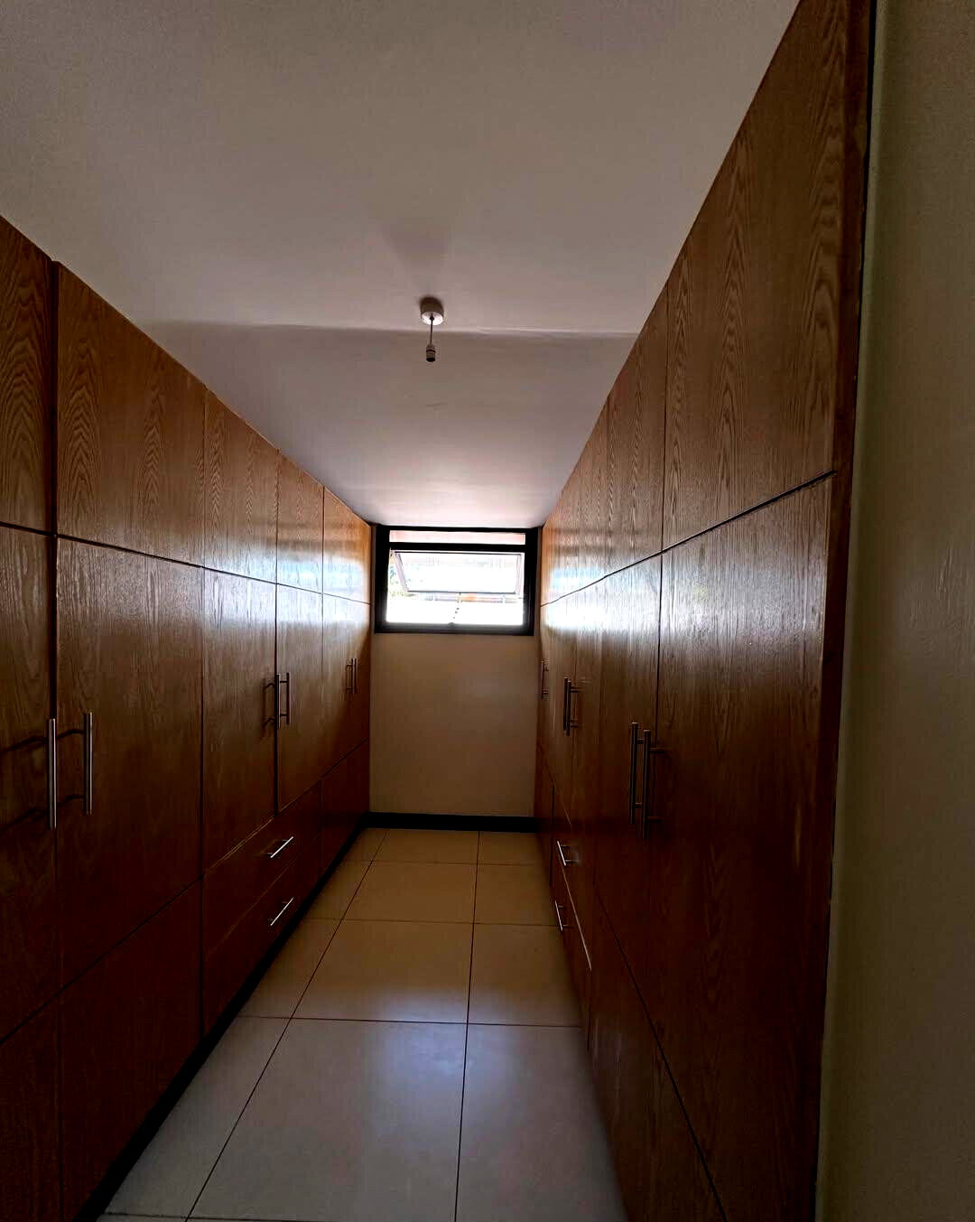 5-Ensuite Townhouse with Lake Views on Half-Acre – Karen