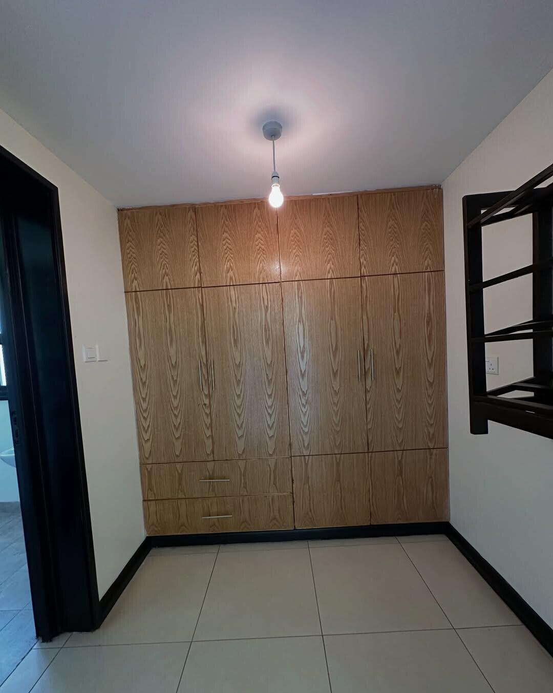 5-Ensuite Townhouse with Lake Views on Half-Acre – Karen