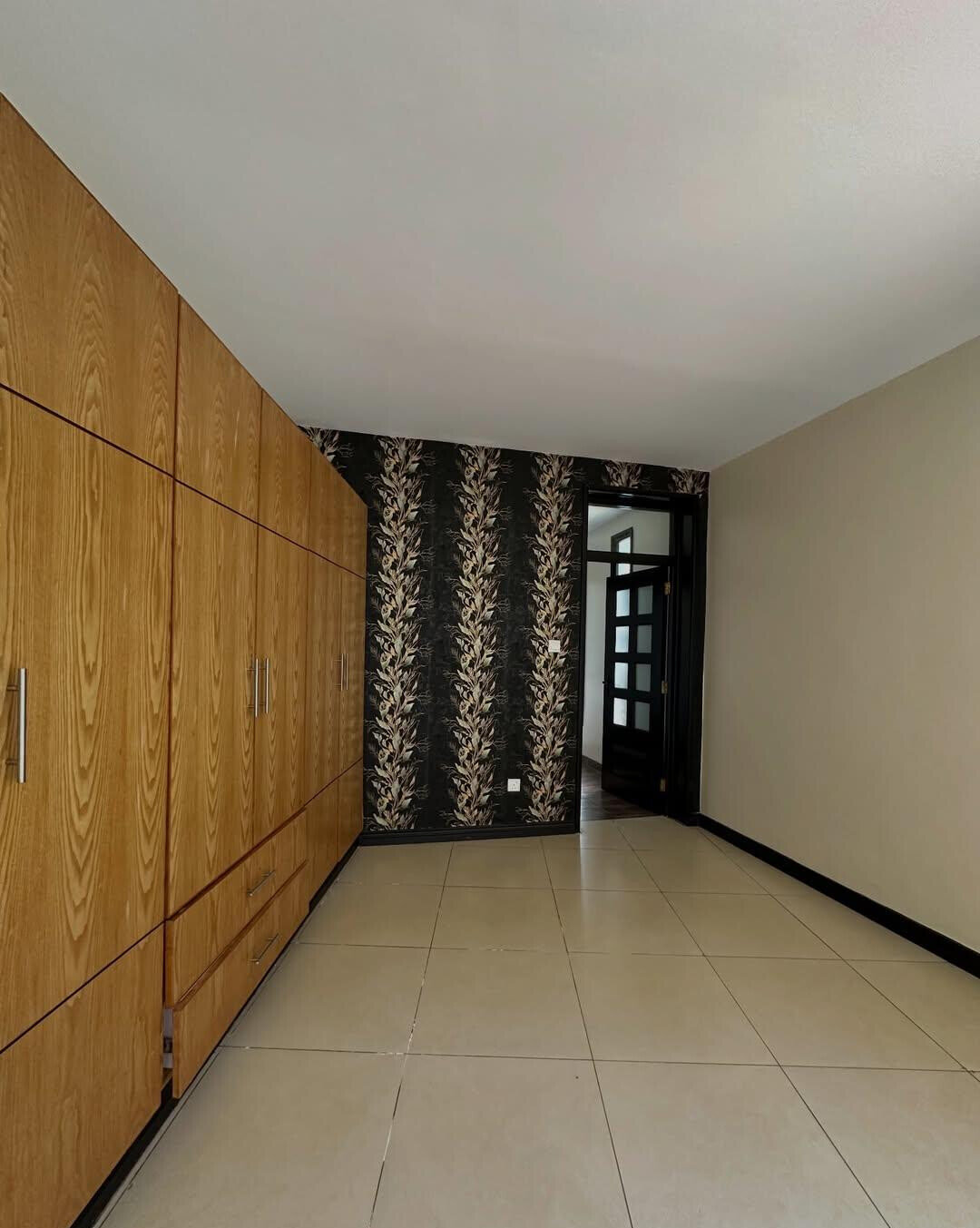 5-Ensuite Townhouse with Lake Views on Half-Acre – Karen