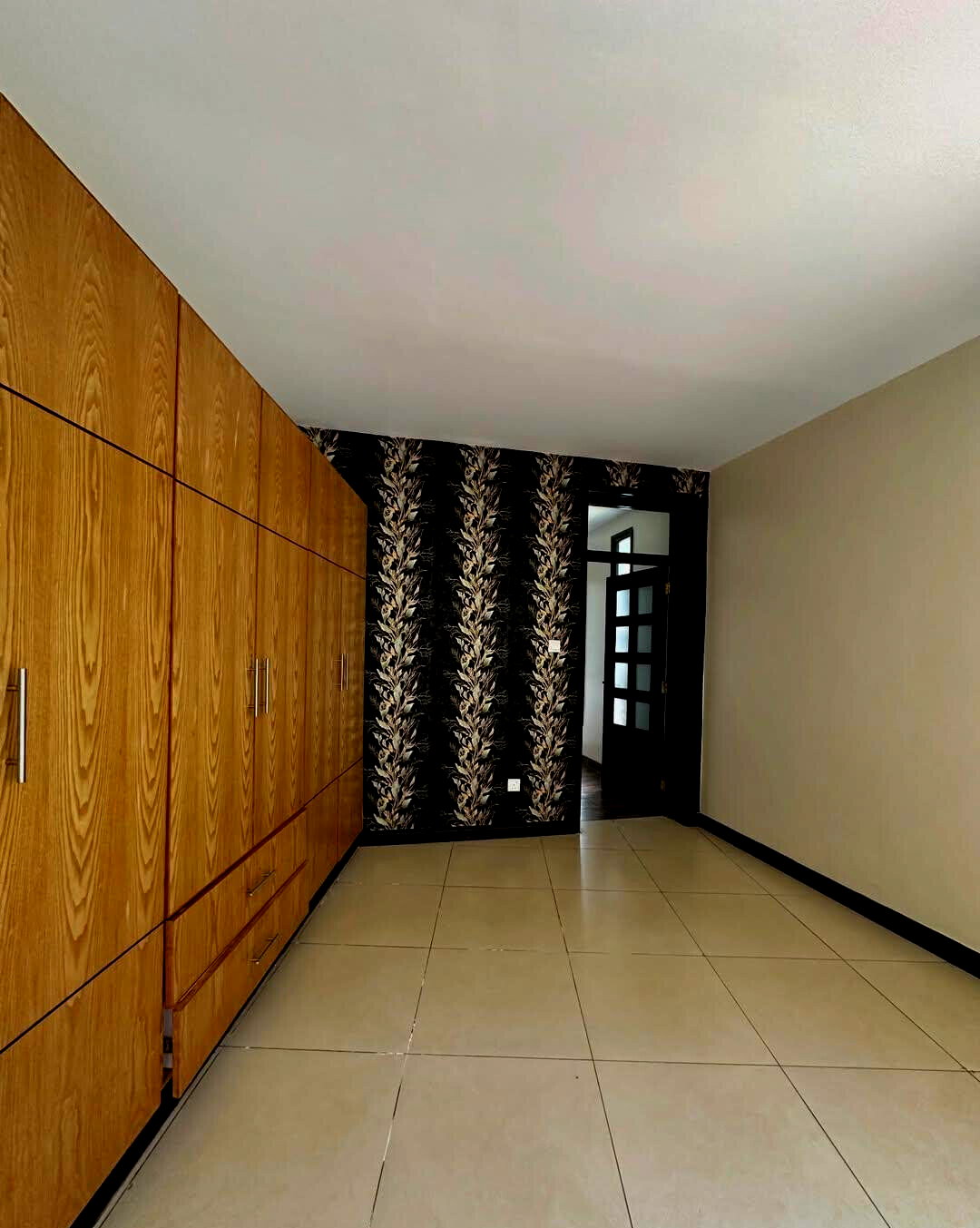 5-Ensuite Townhouse with Lake Views on Half-Acre – Karen