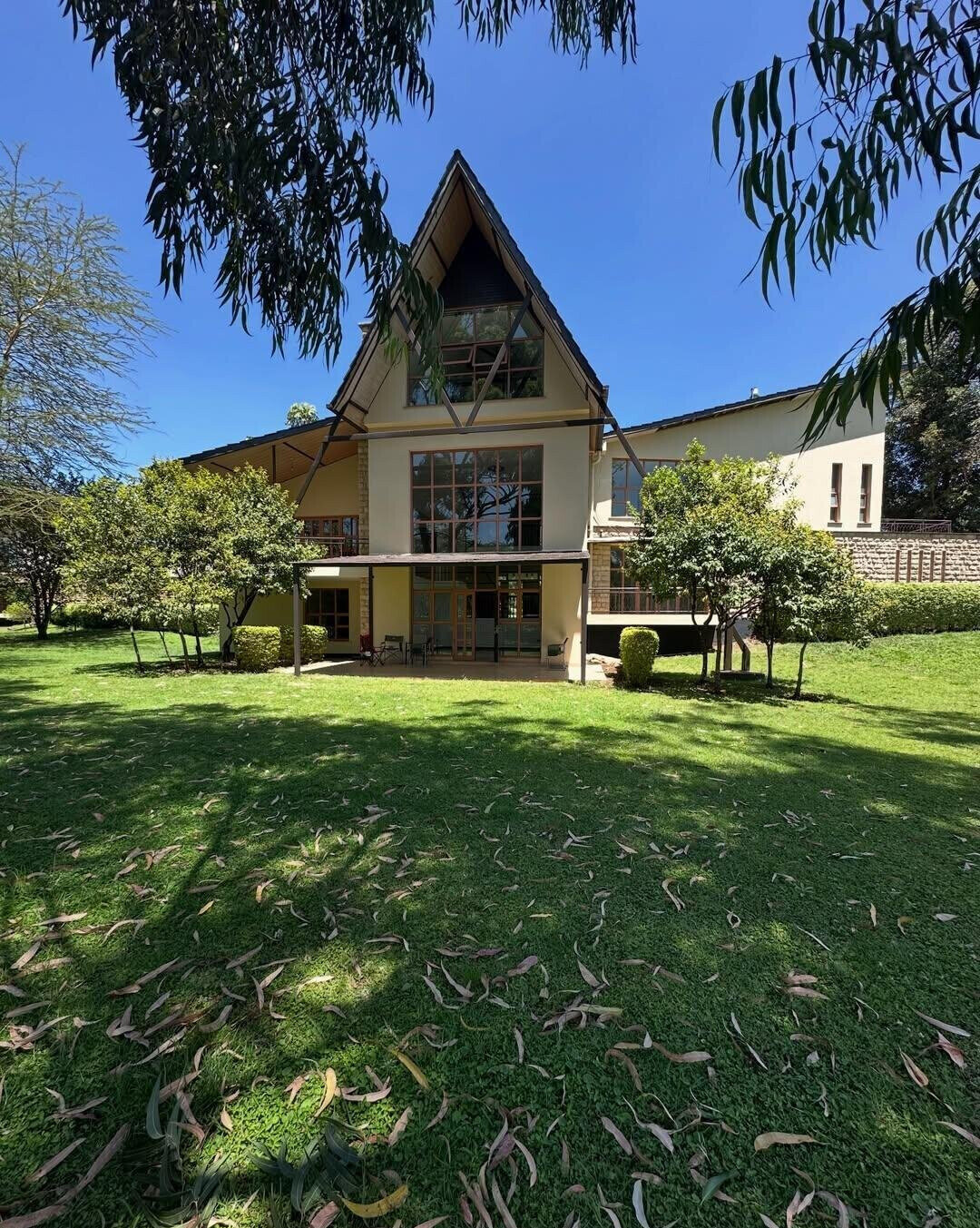 5-Ensuite Townhouse with Lake Views on Half-Acre – Karen