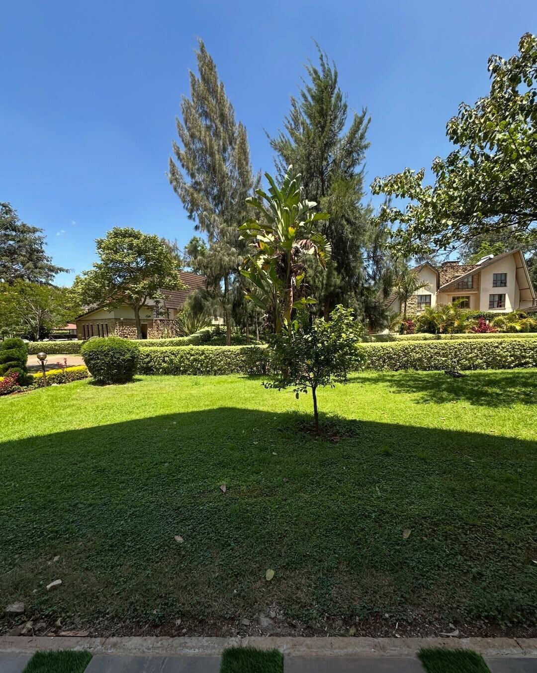 5-Ensuite Townhouse with Lake Views on Half-Acre – Karen