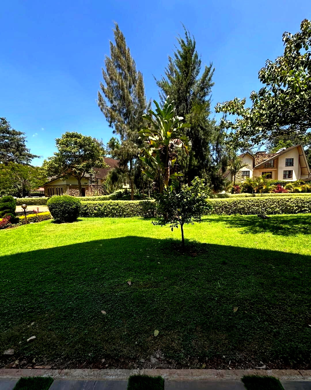 5-Ensuite Townhouse with Lake Views on Half-Acre – Karen