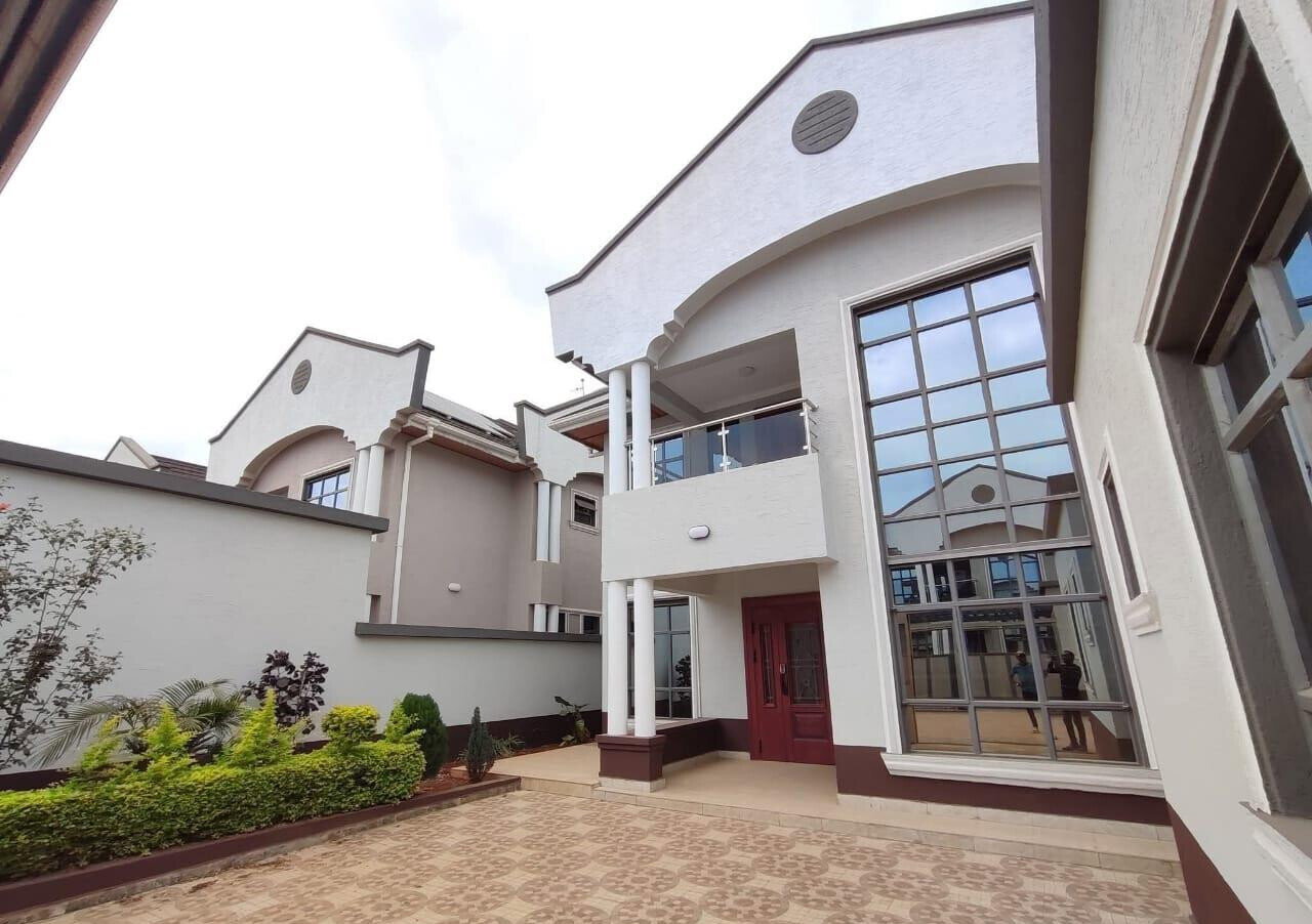4BR All-Ensuite Townhouse with DSQ & Private Gate - Kamakis