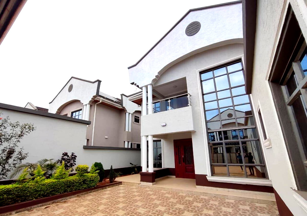 4BR All-Ensuite Townhouse with DSQ & Private Gate - Kamakis