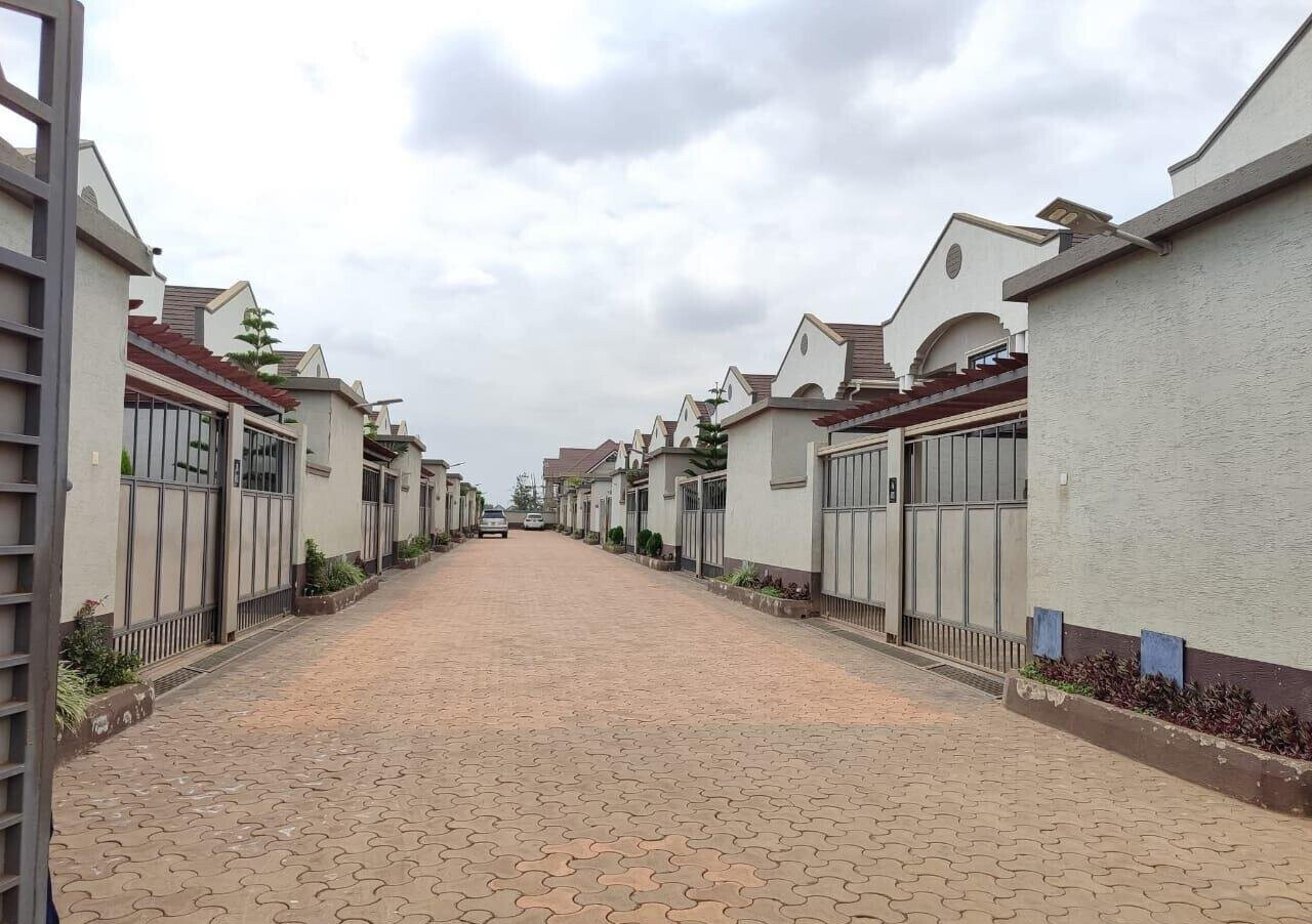 4BR All-Ensuite Townhouse with DSQ & Private Gate - Kamakis