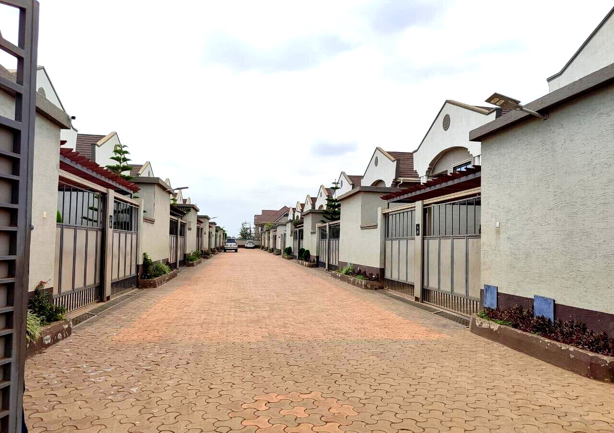 4BR All-Ensuite Townhouse with DSQ & Private Gate - Kamakis