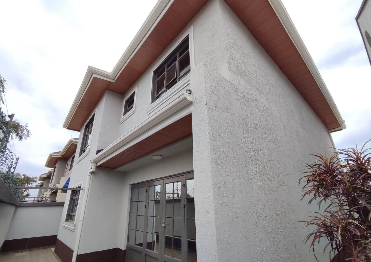 4BR All-Ensuite Townhouse with DSQ & Private Gate - Kamakis