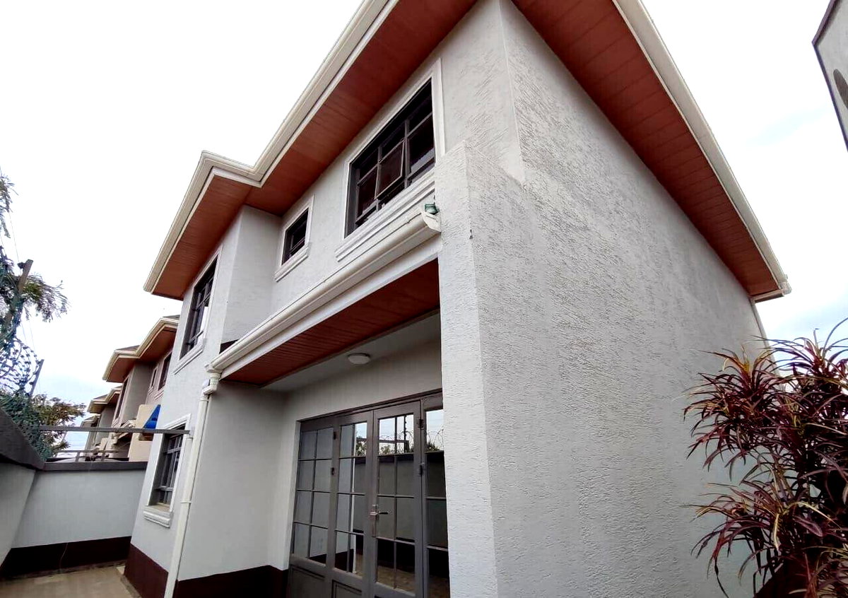 4BR All-Ensuite Townhouse with DSQ & Private Gate - Kamakis