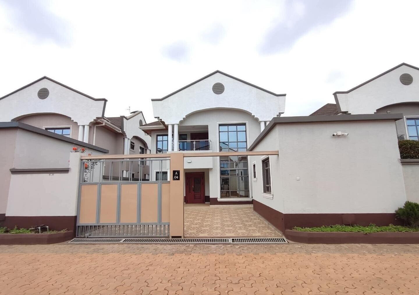 4BR All-Ensuite Townhouse with DSQ & Private Gate - Kamakis
