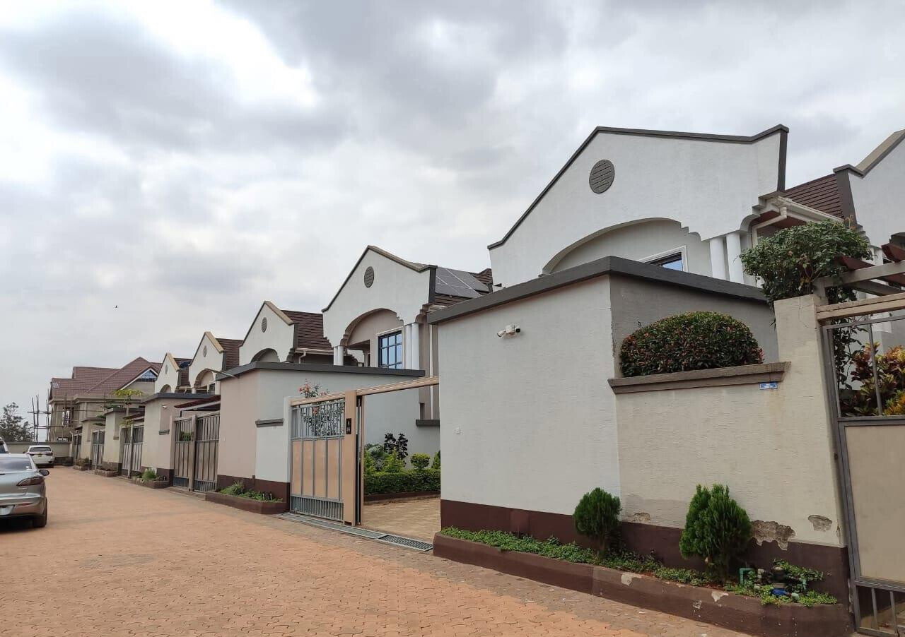 4BR All-Ensuite Townhouse with DSQ & Private Gate - Kamakis