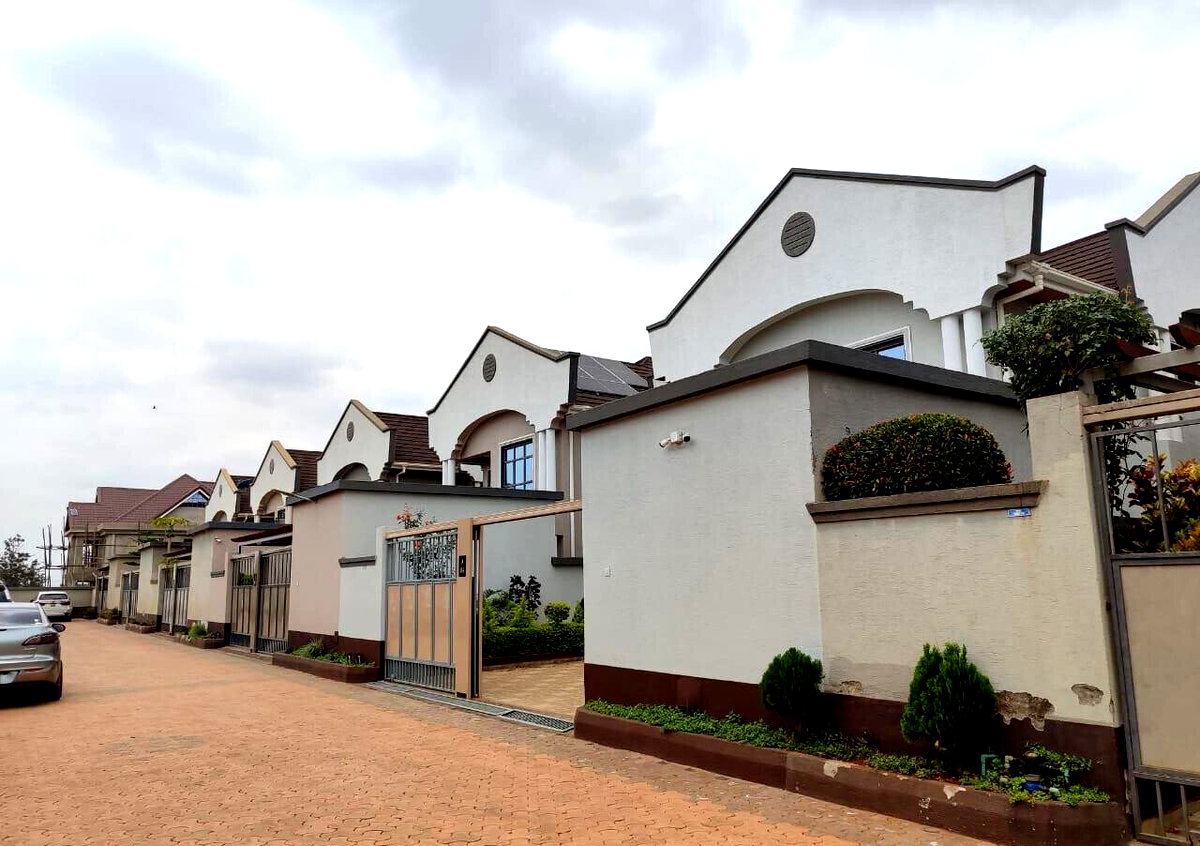 4BR All-Ensuite Townhouse with DSQ & Private Gate - Kamakis