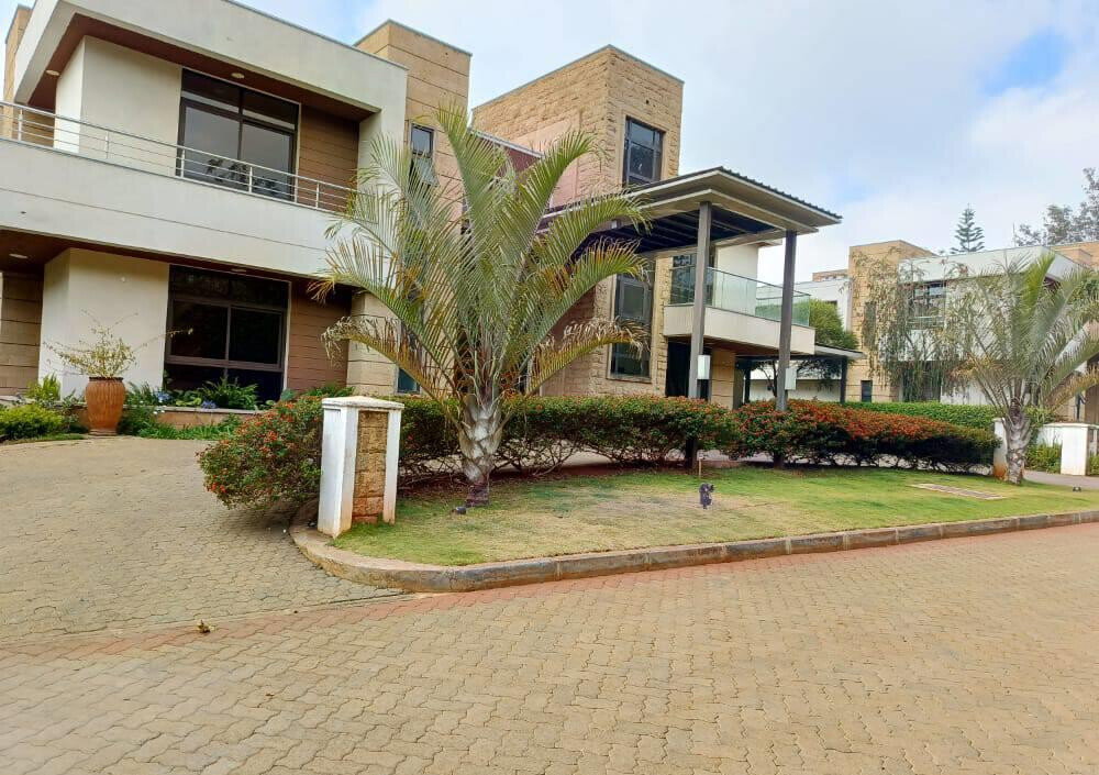 5-Ensuite Townhouse with Private Pool & Jacuzzi – Karen