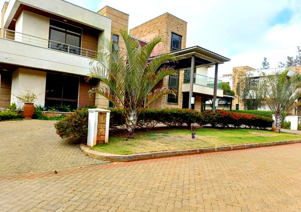 5-Ensuite Townhouse with Private Pool & Jacuzzi – Karen