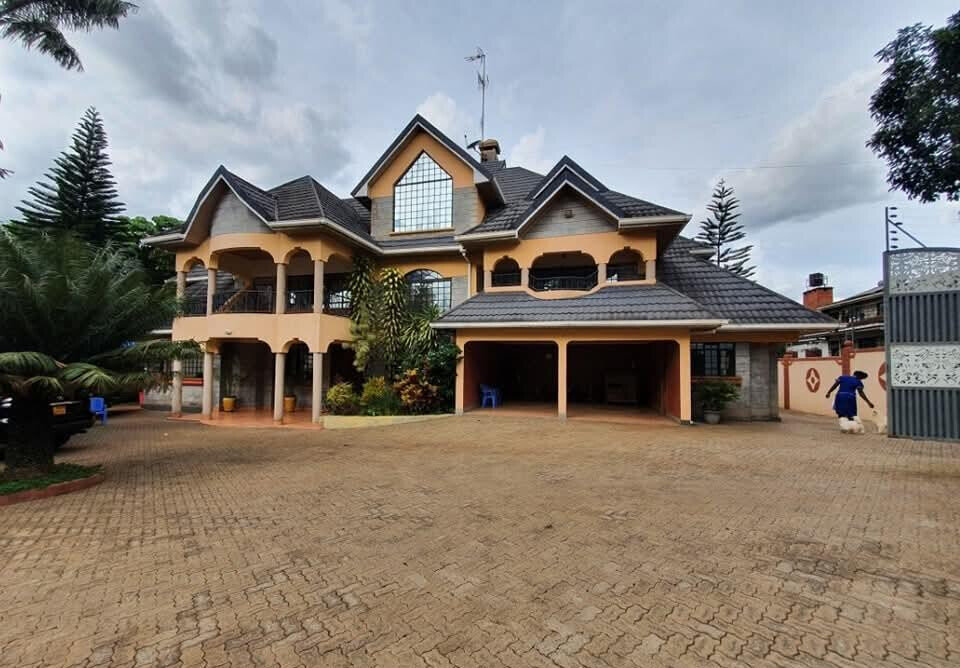 5BR All-Ensuite Townhouse on Half-Acre with DSQ - Old Runda