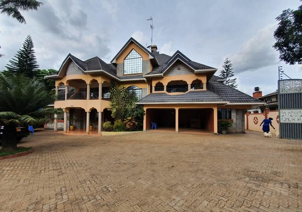 5BR All-Ensuite Townhouse on Half-Acre with DSQ - Old Runda
