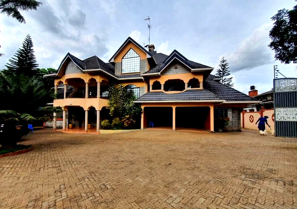 5BR All-Ensuite Townhouse on Half-Acre with DSQ - Old Runda
