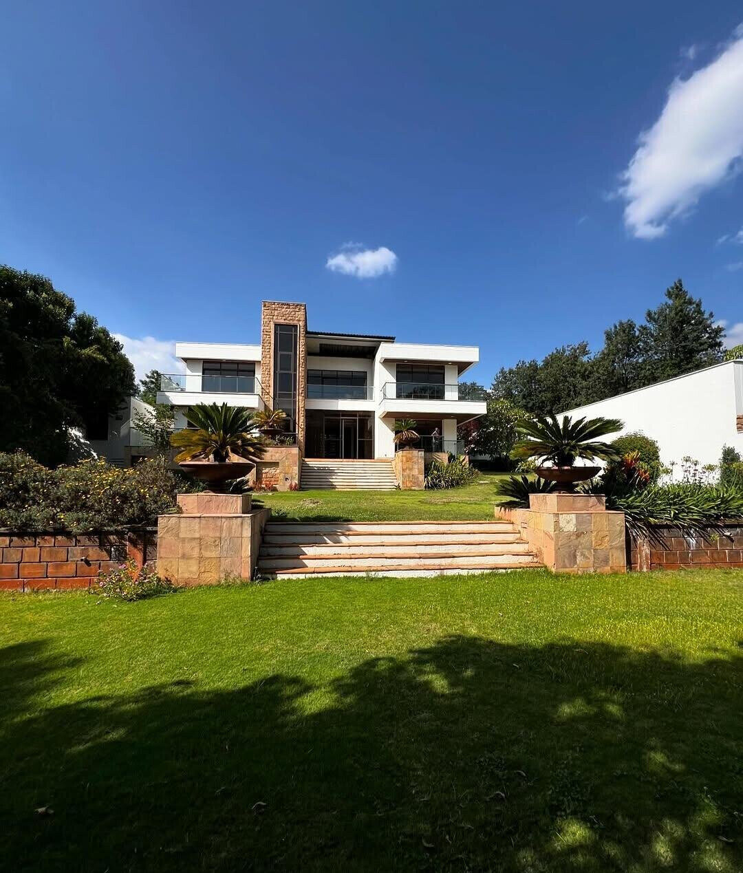 Half-Acre Villa with 5 Ensuites & Pool Access – Karen