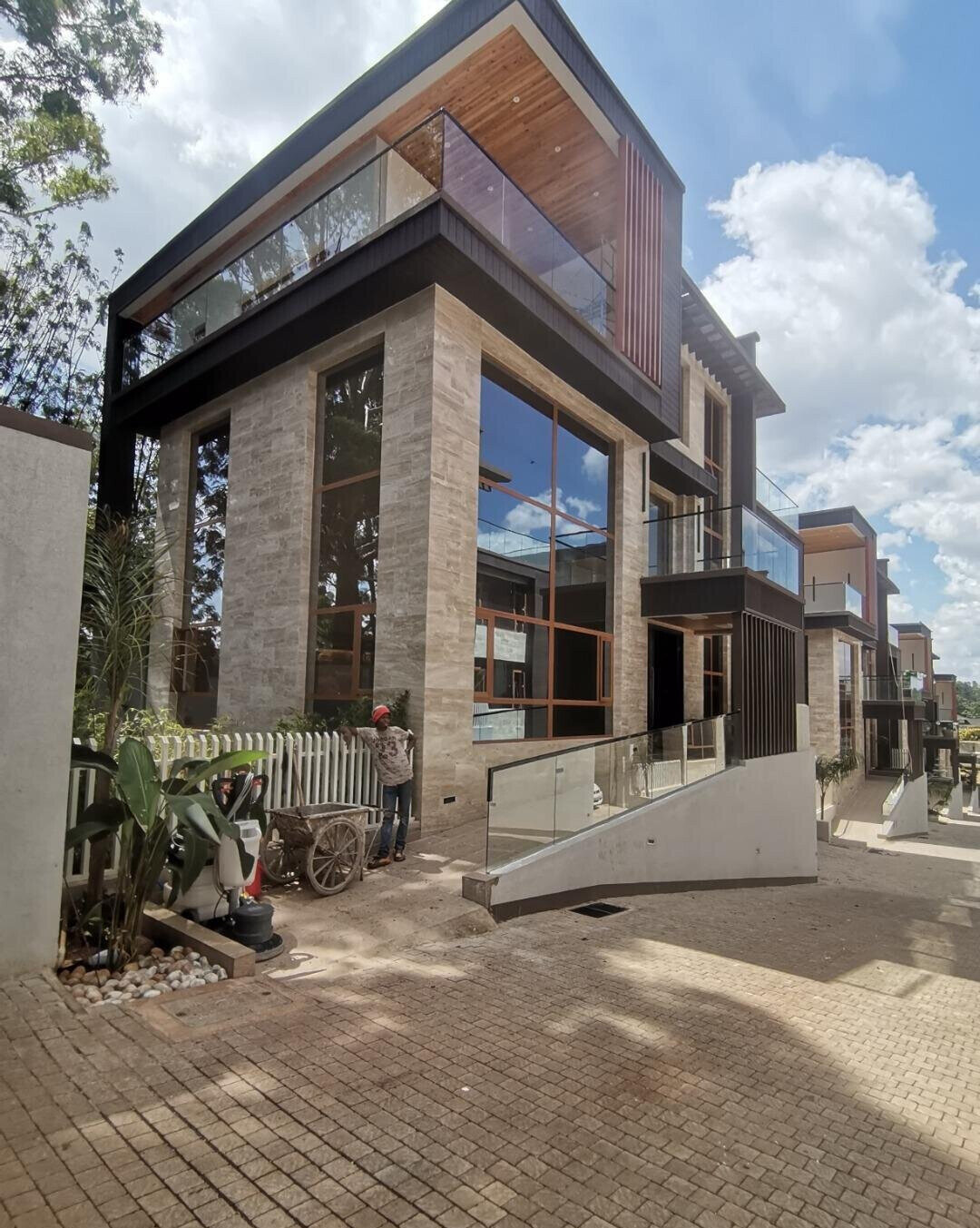 6-Ensuite Villa with Elevator & White Bar - Lavington