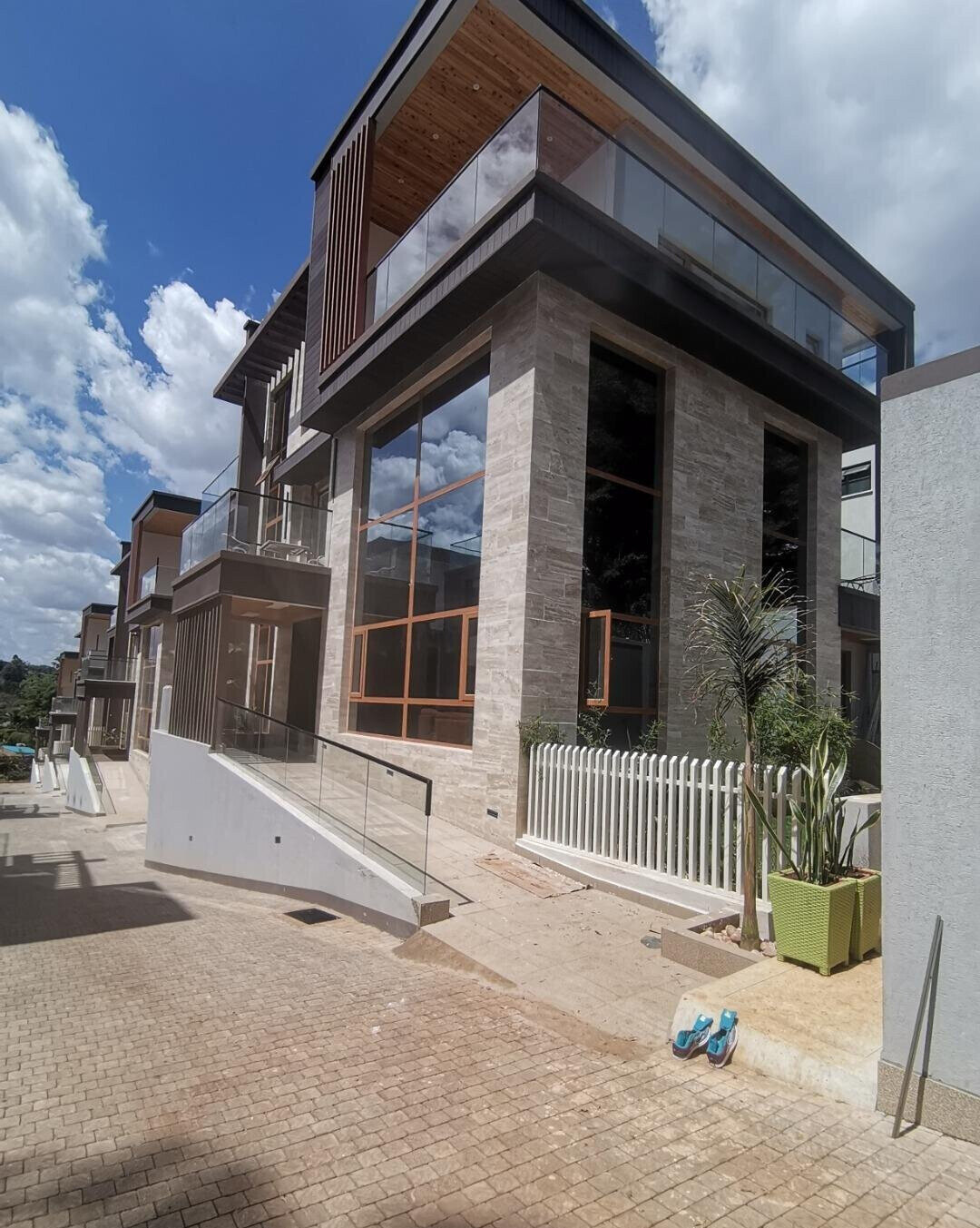 6-Ensuite Villa with Elevator & White Bar - Lavington