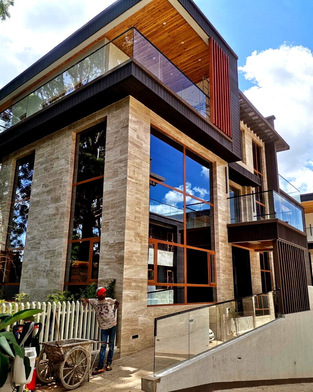 6-Ensuite Villa with Elevator & White Bar - Lavington