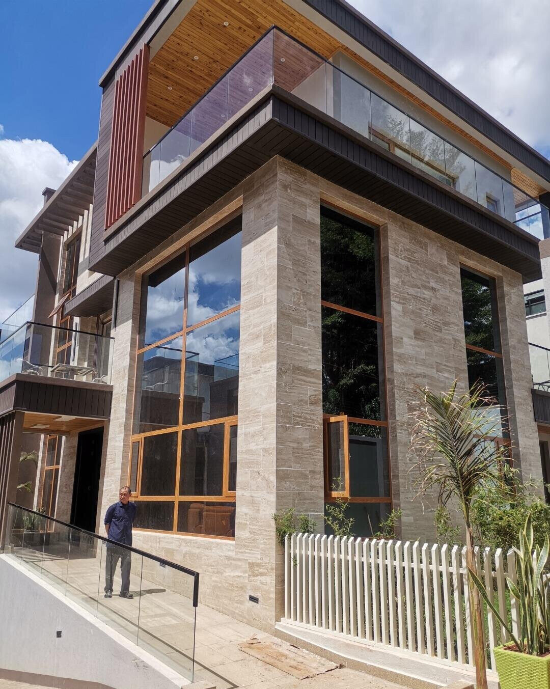 6-Ensuite Villa with Elevator & White Bar - Lavington