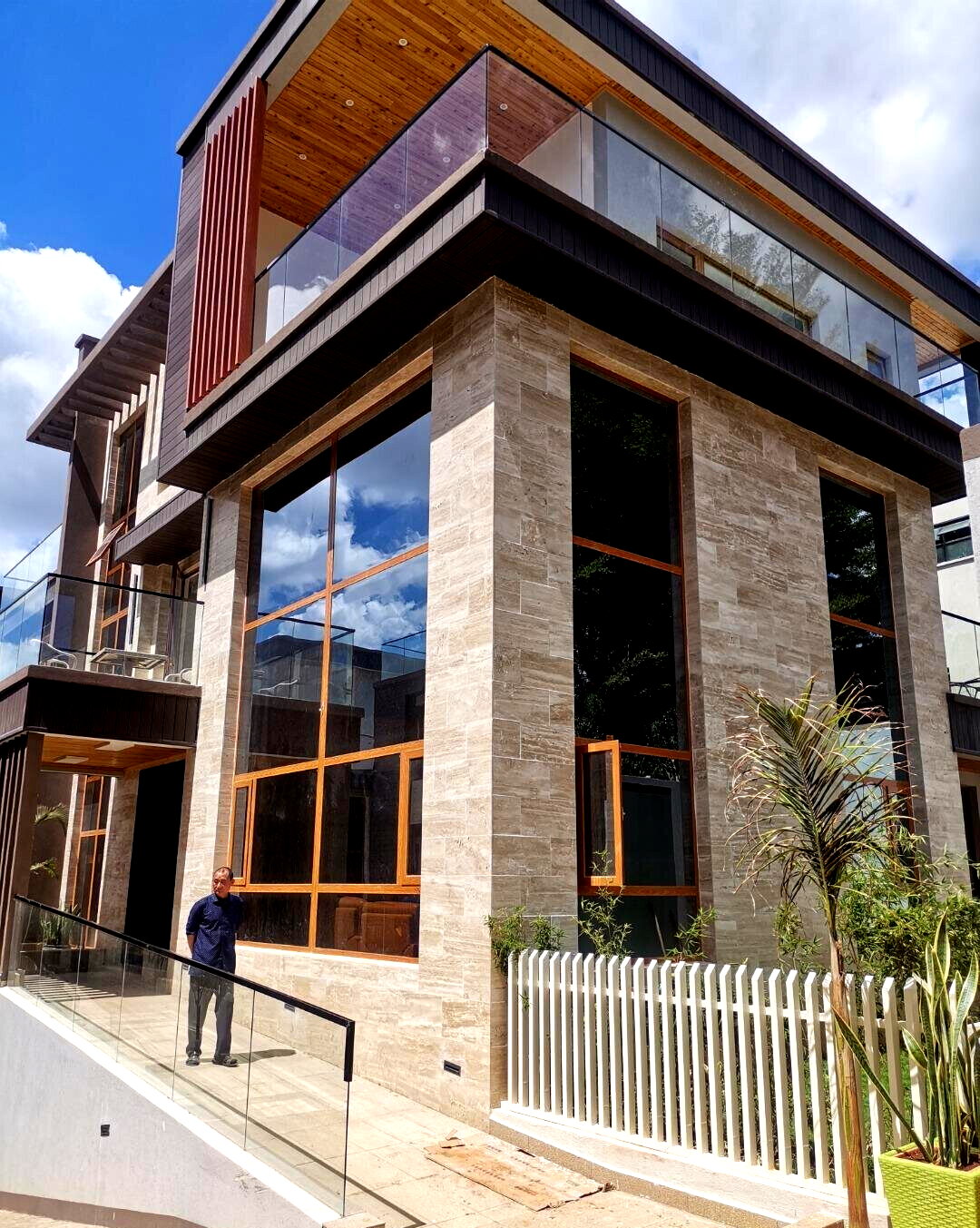 6-Ensuite Villa with Elevator & White Bar - Lavington