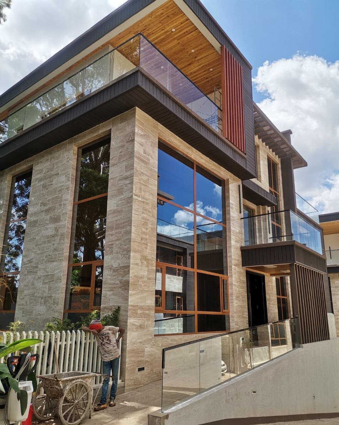 6-Ensuite Villa with Elevator & White Bar - Lavington