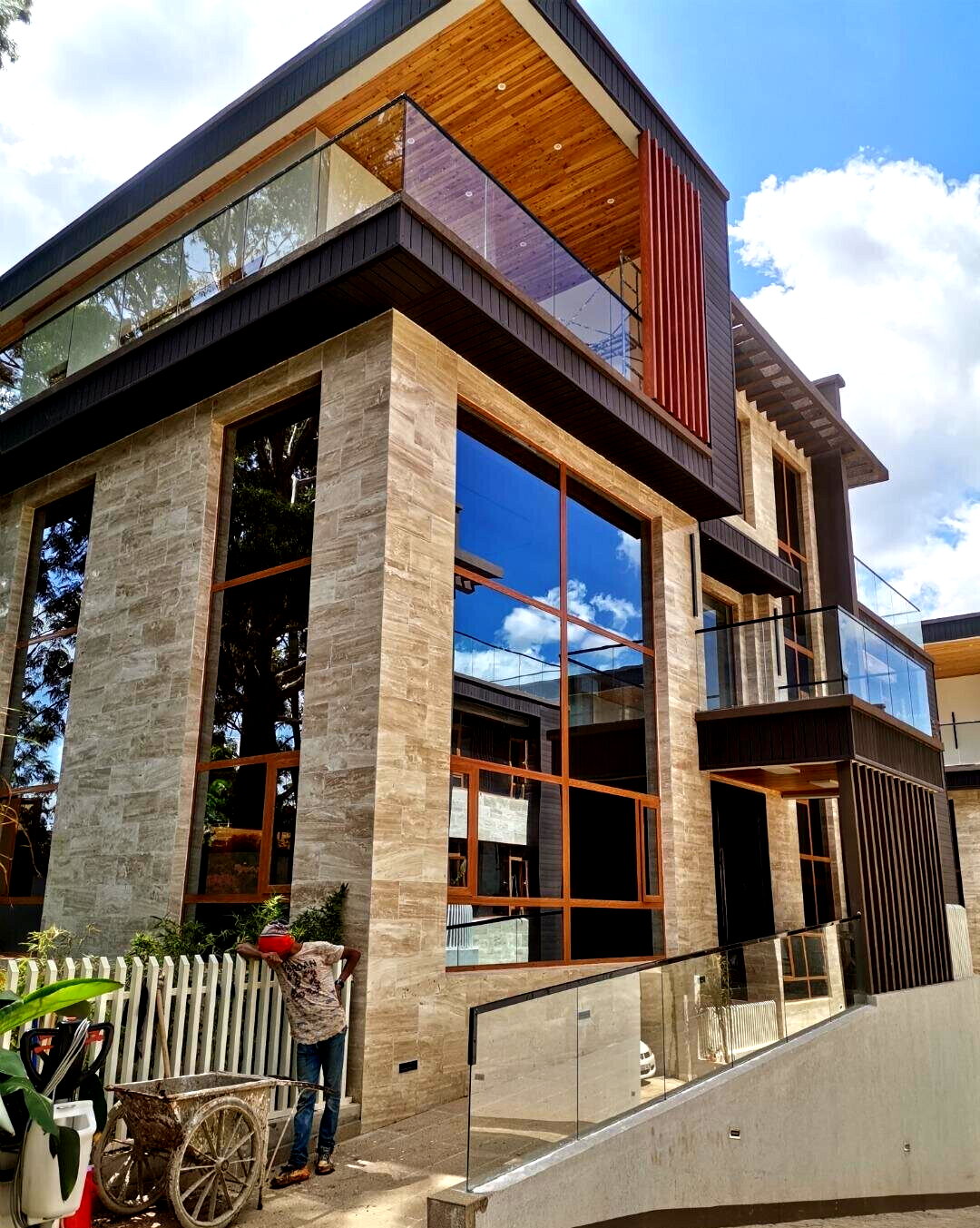 6-Ensuite Villa with Elevator & White Bar - Lavington
