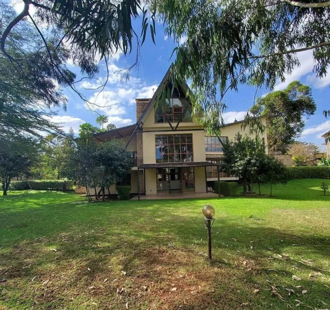 5-Ensuite Townhouse with Lake & Pool on ½-Acre – Karen