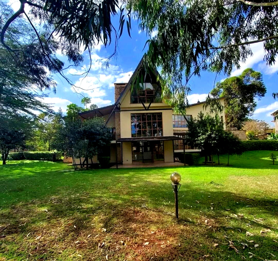 5-Ensuite Townhouse with Lake & Pool on ½-Acre – Karen