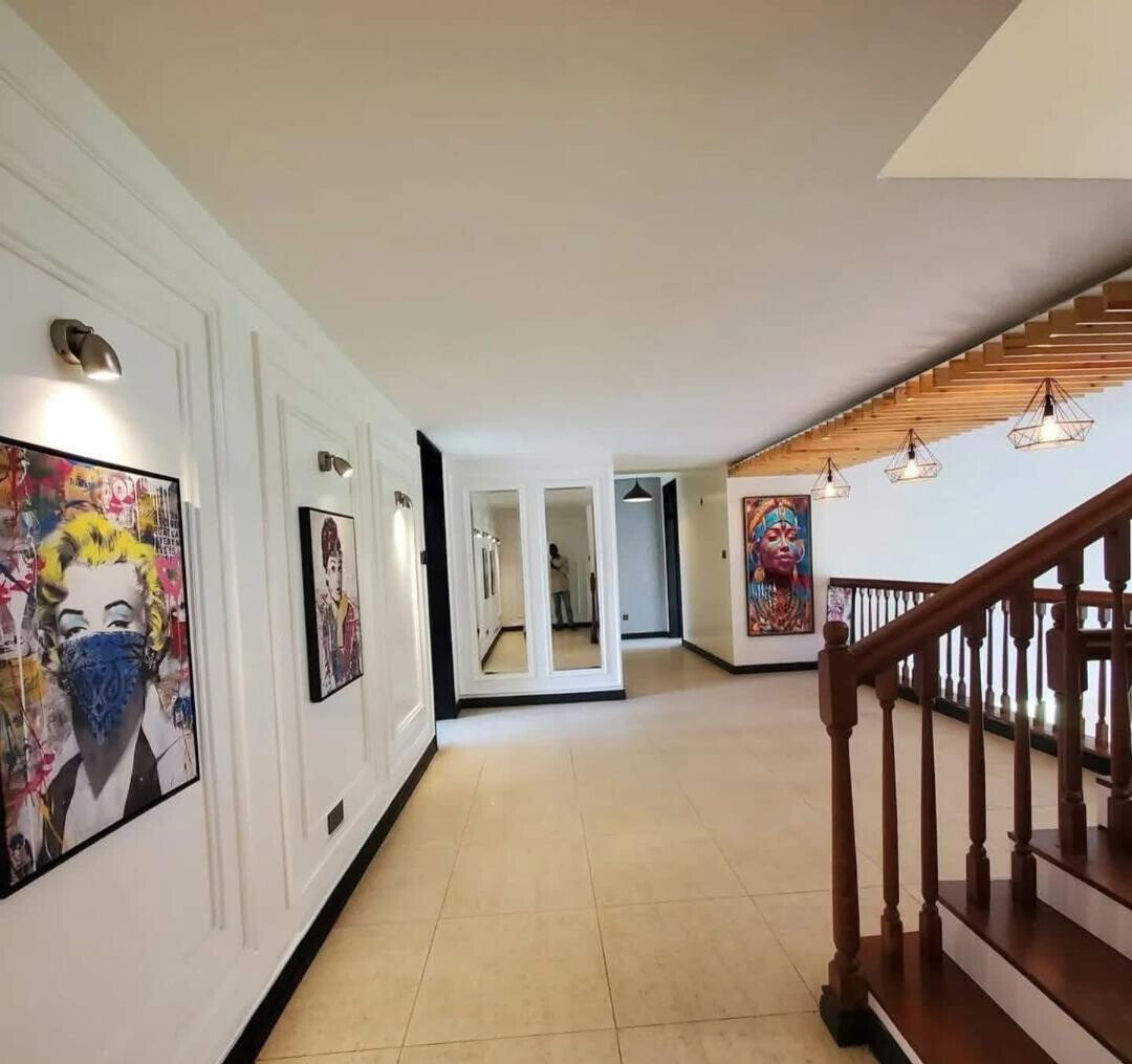 5-Ensuite Townhouse with Lake & Pool on ½-Acre – Karen