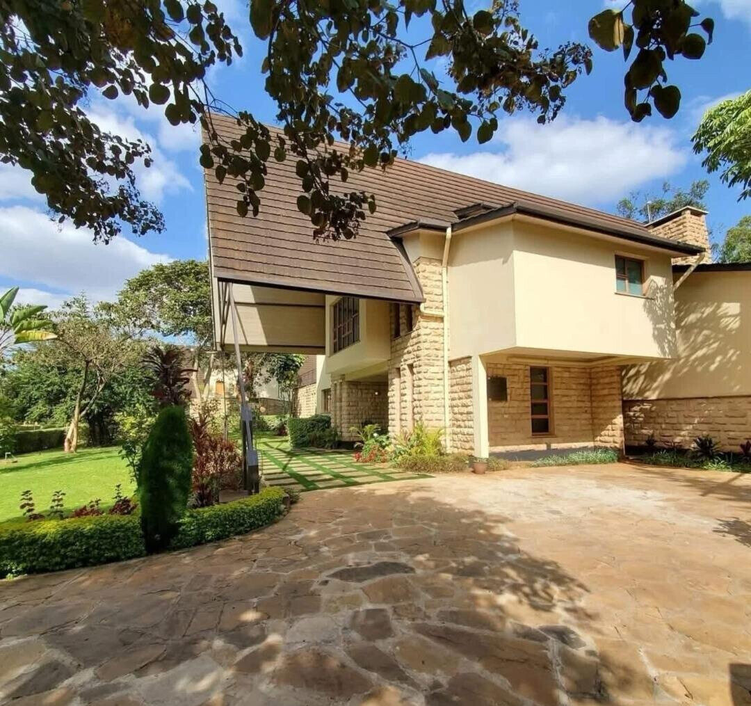 5-Ensuite Townhouse with Lake & Pool on ½-Acre – Karen
